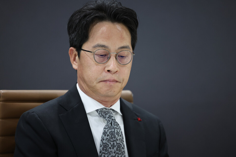 조좌진 롯데카드 대표가 지난 9월 서울 종로구 롯데카드 본사에서 열린 '국회 과학기술정보방송통신위원회(과방위)의 대규모 해킹 피해 롯데카드 현장조사'에서 생각에 잠겨 있다. (사진=뉴스1)