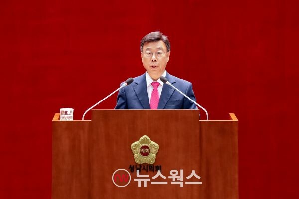 신상진 성남시장이 성남시의회 제307회 제2차 정례회에서 2026년도 예산안과 시정 운영 방향을 설명하고 있다. (사진제공=성남시의회)