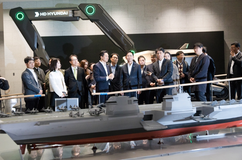 배경훈 부총리 겸 과학기술정보통신부 장관과 정기선 HD현대 회장이 20일 오후 경기도 성남시 분당구 HD현대글로벌R&D센터에서 열린 CES 실물모형존 전시품 관람을 하고 있다. (사진제공=과기정통부)