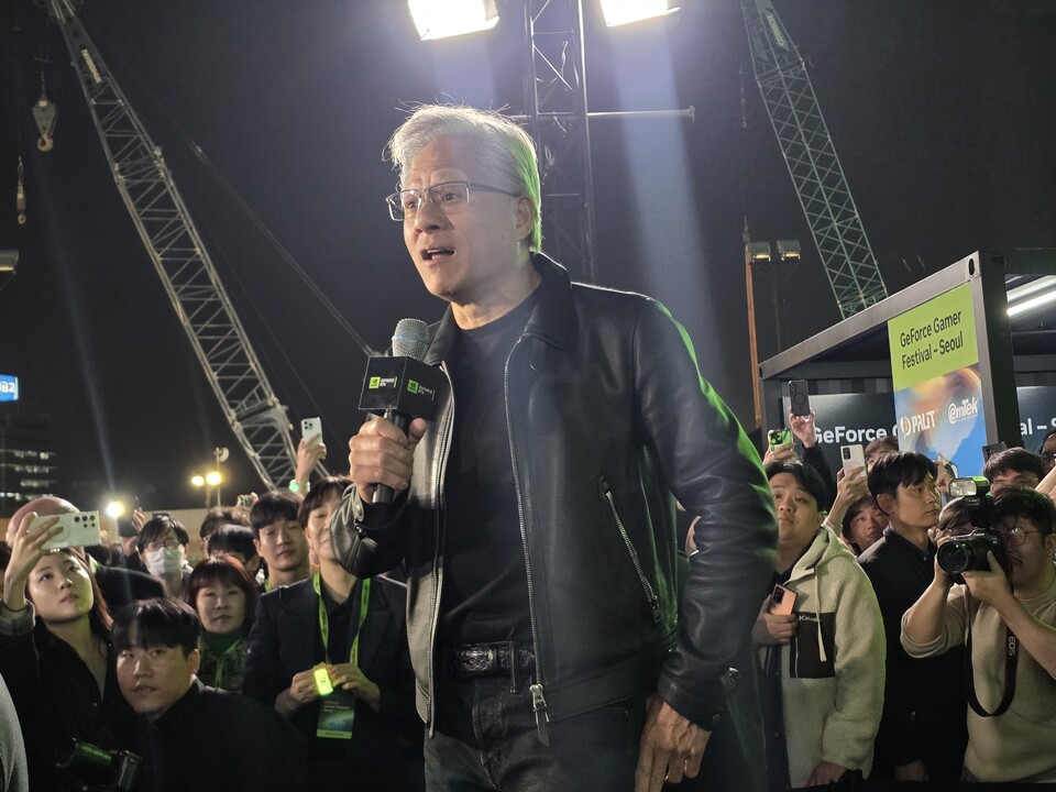 젠슨 황 CEO가 지난달 30일 서울 강남구 삼성동 코엑스에서 열린 '지포스 게이머 페스티벌'에서 관람객들과 대화하고 있다. (사진=채윤정 기자)