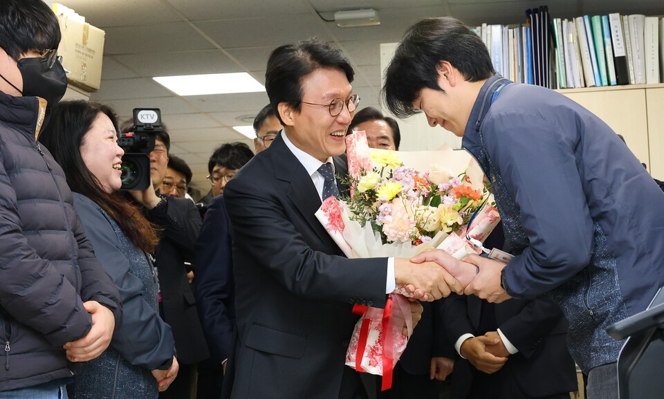 김민석 국무총리가 20일 경주시청 APEC 현업 부서를 방문해 직원에게 꽃다발을 받고 격려 인사를 건네고 있다. (사진제공=경주시)