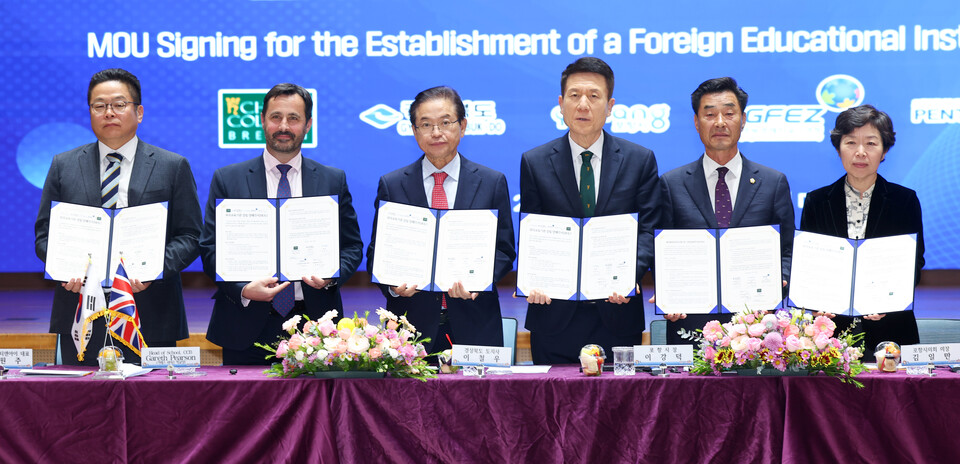 20일 포항시청 대회의실에서 이철우(왼쪽 3번째) 경북도지사, 이강덕(4번째) 포항시장, 김일만(5번째) 포항시의회 의장이 영국 왕립 명문학교인 '크라이스트 칼리지 브레콘(CCB)'과 국제학교 설립을 위한 MOU를 체결하고 기념촬영하고 있다. (사진제공=경북도)