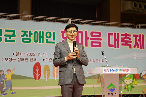 김철우 보성군수가 19일 보성다향체육관에서 개최된 '제17회 보성군장애인한마음대축제'에서 인삿말을 하고 있다. (사진제공=보성군)
