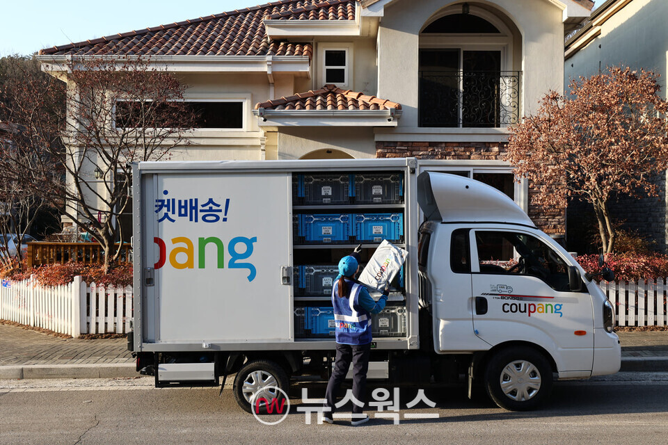 쿠팡의 로켓배송 차량이 고객 주문 상품을 배송하고 있다. (사진제공=쿠팡)