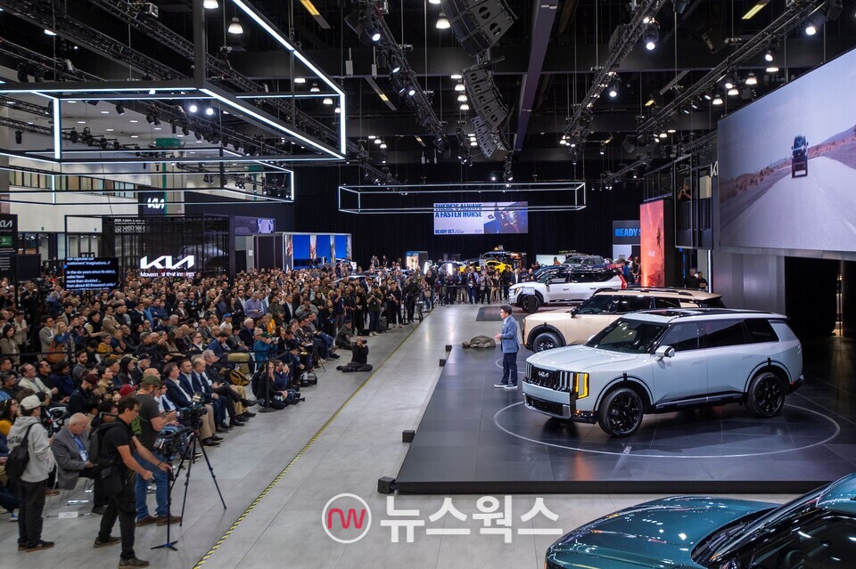 관객들이 신형 텔루라이드를 보기 위해 기아 전시 부스에 모여 있다. (사진제공=기아)