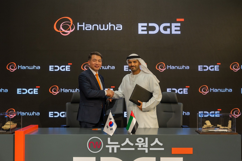 성일(왼쪽) 한화에어로스페이스 중동아프리카과 칼리드 알 자아비 에지(EDGE) 플랫폼 시스템 부문 사장이 지난 20일 '두바이 에어쇼'에서 UAE 통합 다층방공망 구축 및 국방 AI 협력을 포함한 상호협력 양해각서 서명 후 기념촬영을 하고 있다. (사진제공=한화에어로스페이스)