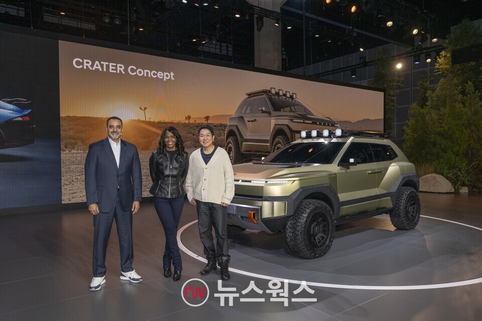 랜디 파커(왼쪽부터) 현대차 북미권역본부장 CEO와 올라비시 보일 현대차 북미 제품 담당 임원, 이상엽 현대제네시스글로벌디자인담당 부사장이 '크레이터'와 함께 기념 촬영을 하고 있다. (사진제공=현대차)