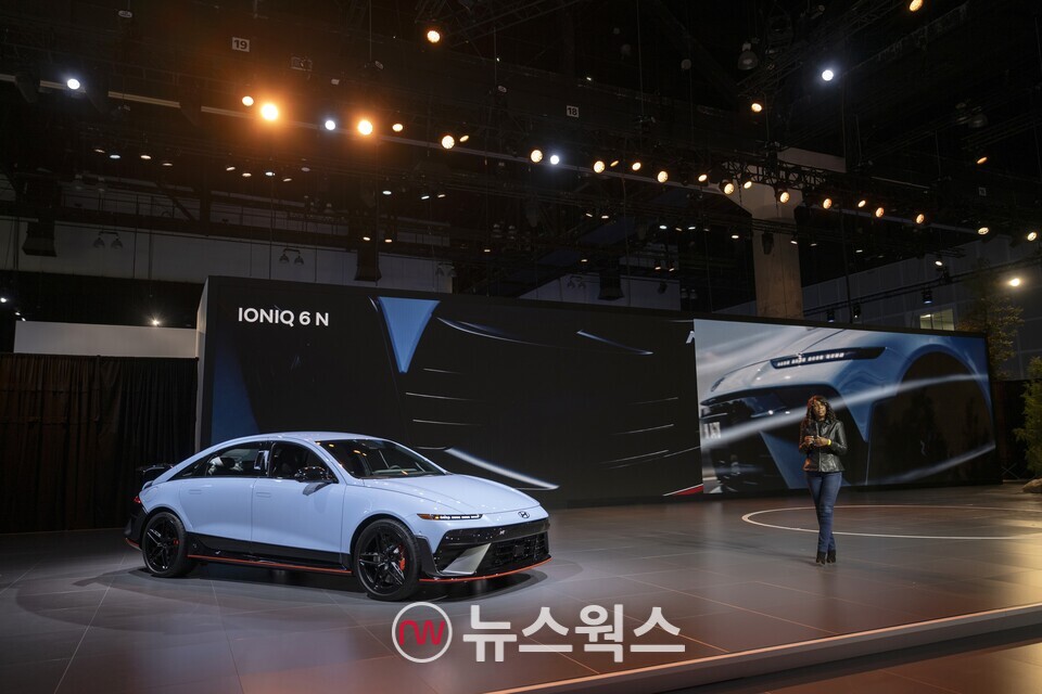 올라비시 보일 현대차 북미 제품 담당 임원이 '아이오닉 6 N'을 소개하고 있다. (사진제공=현대차)