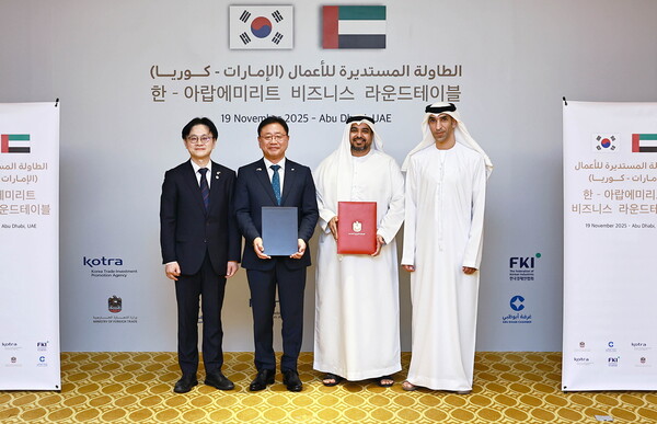 한전KDN과 UAE원자력공사가 19일 아랍에미레이트(UAE) 아부다비 에미레이트 펠레스 만다린 오리엔탈 호텔에서 "원전 AI기반 디지털전환 협력"에 대한 양해각서(MOU)를 체결하고 있다. (사진제공=한전KDN)