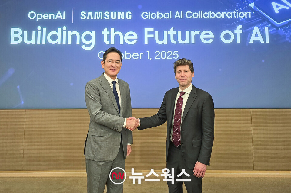 이재용(왼쪽) 삼성전자 회장과 샘 올트먼 오픈AI 대표가 최근 삼성전자 서초사옥에서 열린 '글로벌 AI 핵심 인프라 구축을 위한 상호 협력 LOI 체결식'에서 악수를 하고 있다. (사진제공=삼성전자)