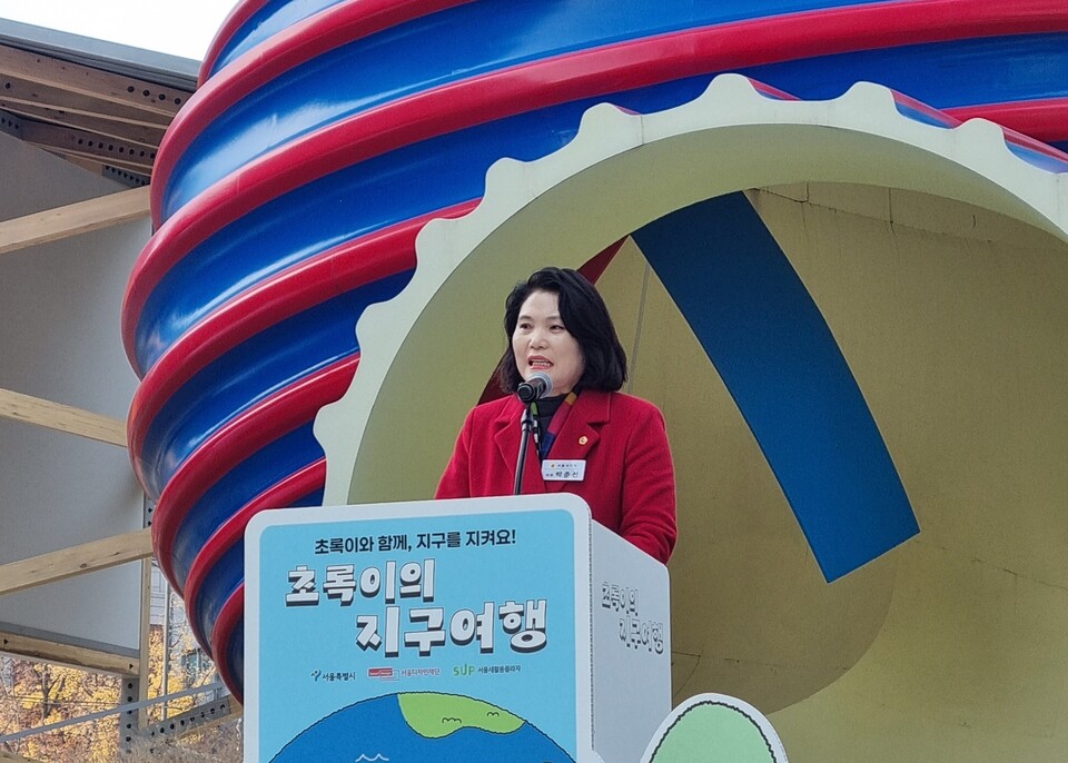 박춘선 서울시의원이 지난 20일 청계광장에서 열린 2025 자원순환 시민행사 '초록이의 지구여행'에 참석해 축사를 하고 있다. (사진제공=박춘선 서울시의원)