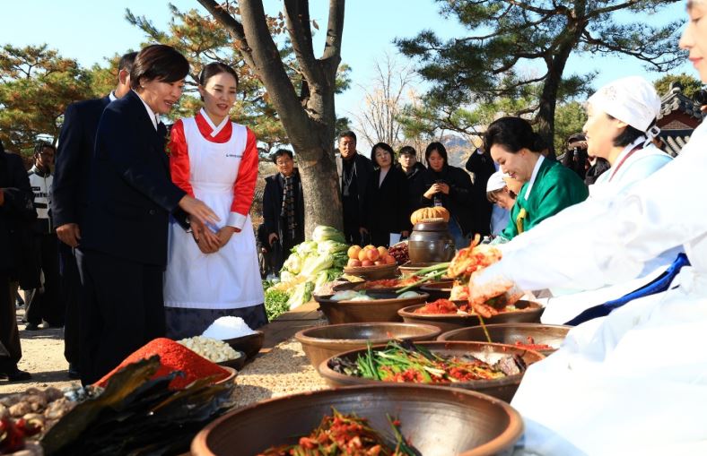 송미령 농식품부 장관이 21일 열린 김치의 날 기념식에서 김장시연을 참관하고 있다.  (사진제공=농식품부)