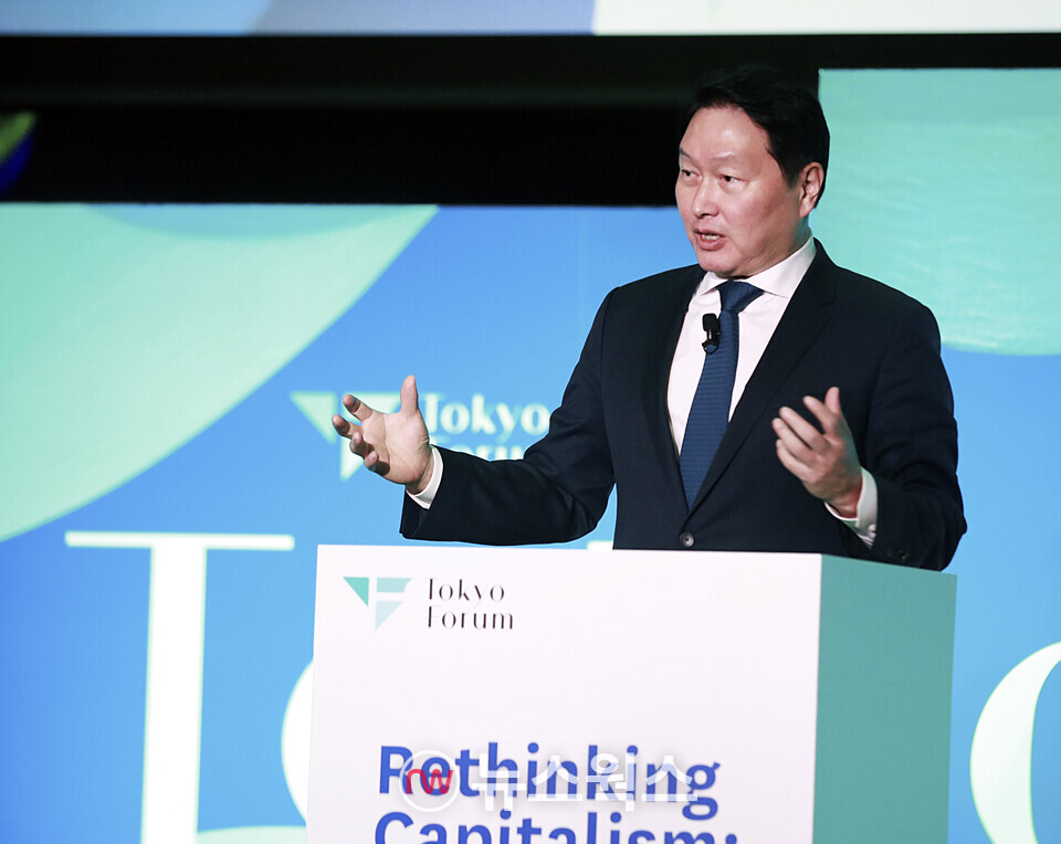 최태원 SK회장이 21일 일본 도쿄대 야스다 강당에서 개최된 ‘도쿄포럼2025’에서 개회사를 진행하고 있다. (사진제공=SK그룹)