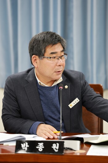 박종원 전라남도의원이 19일 열린 제395회 제2차 정례회 도민안전실 소관 2026년 본예산 심사에서 교통안전시설물 확충사업의 실효성·형평성·유지관리에 관해 발언하고 있다. (사진제공=전남도의회)