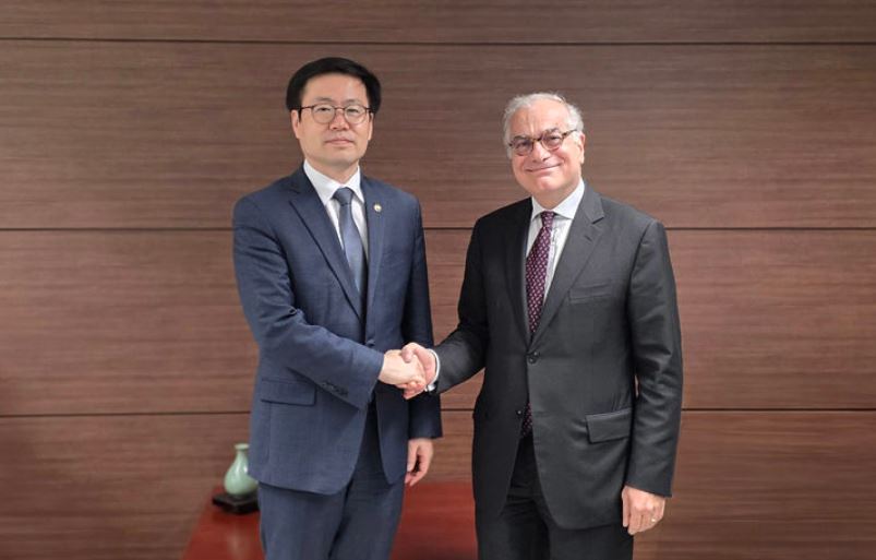 여한구 본부장이 21일 대한상공회의소에서 우고 아스투토 주한 EU대사와 회동 후 기념촬영하고 있다. (사진제공=산업부)