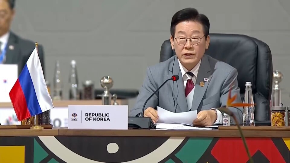 이재명 대통령이 22일 오후(현지시간) 남아프리카공화국 요하네스버그 나스렉 엑스포센터에서 열린 G20 정상회의 제2세션에서 발언하고 있다. (출처=G20 South Africa 유튜브 채널)
