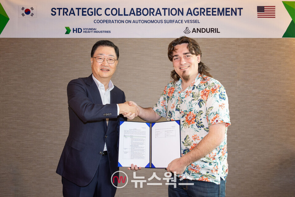 최근 서울 중구 웨스틴 조선호텔에서 주원호(왼쪽) HD현대중공업 사장과 팔머 럭키 안두릴 공동 설립자가 ASV 설계 및 건조계약을 체결하고 있다. (사진제공=HD현대)