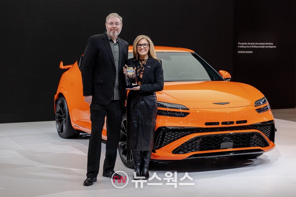 알렉스 크완텐(왼쪽) US 뉴스앤드월드리포트 편집장과 에이미 마렌틱 제네시스 북미법인 최고마케팅책임자(CMO)가 수상패를 들고 GV60 마그마 차량 앞에서 사진 촬영을 하고 있다. (사진제공=현대차)