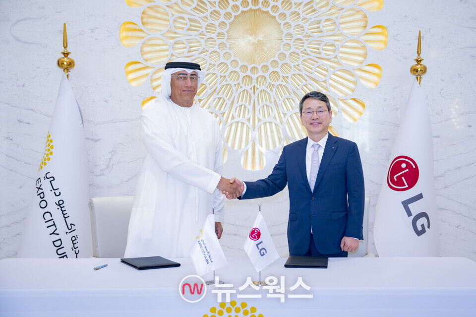 지난 19일 UAE 두바이에서 아흐메드 알 카티브(왼쪽) 엑스포시티 두바이 개발 및 공급 책임자와 조주완 LG전자 CEO가 '스마트시티 건설을 위한 전략적 파트너십'을 체결했다. (사진제공=LG전자)