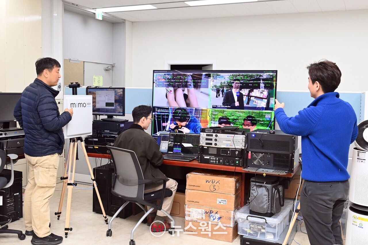 ETRI 연구진이 세계 최초로 개발한 ATSC 3.0 MIMO Extension 송수신 기술을 실시간으로 검증하고 있다. (사진제공=한국전자통신연구원)