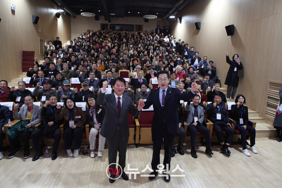 박종각 성남시의원이 안철수 국회의원 등 주요 인사 및 주민들과 '2025 의정보고회' 기념촬영을 하고 있다.