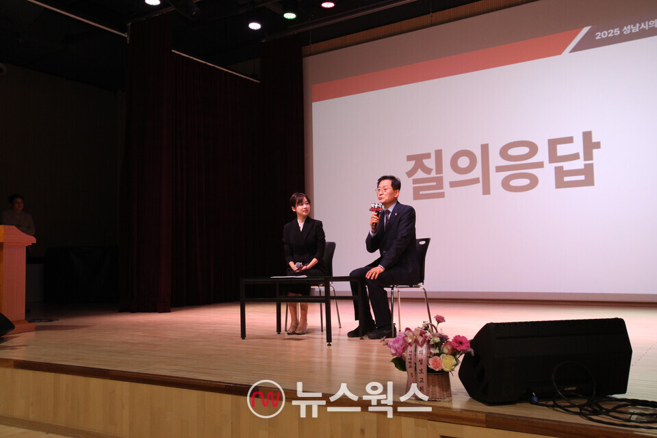 박종각 의원이 사회자와 대담을 통해 지역 주민들의 질의응답에 답변하고 있다.