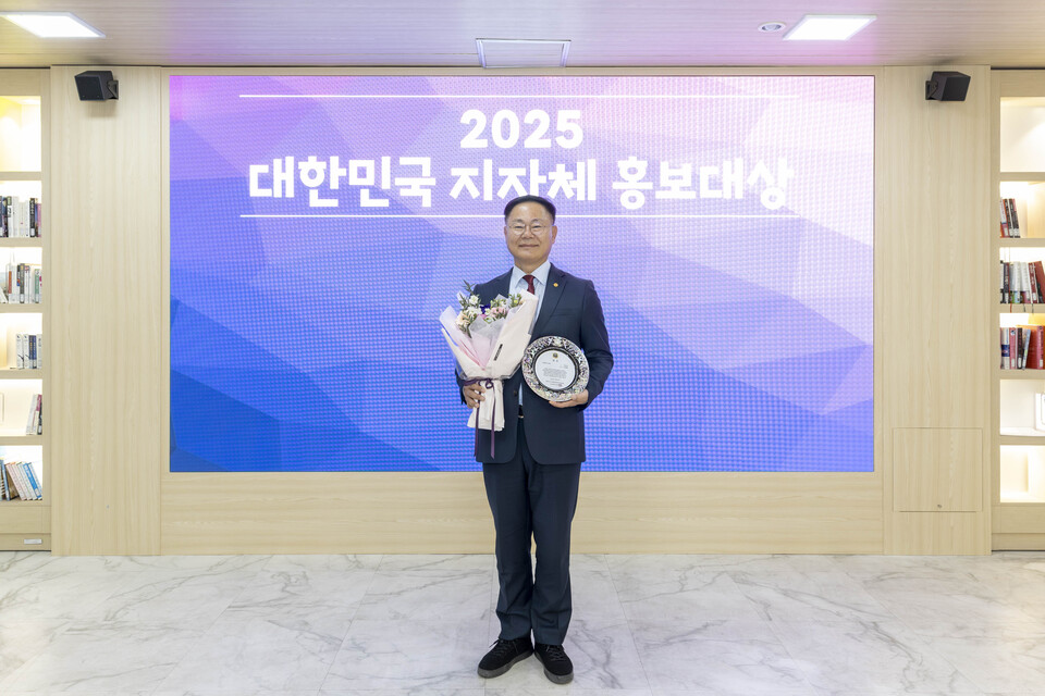 김재욱 칠곡군수가 지난 21일 군청에서‘대한민국 지자체 홍보대상’사회복지 부문 대상 수상을 기념해 촬영한 모습. (사진제공=칠곡군)
