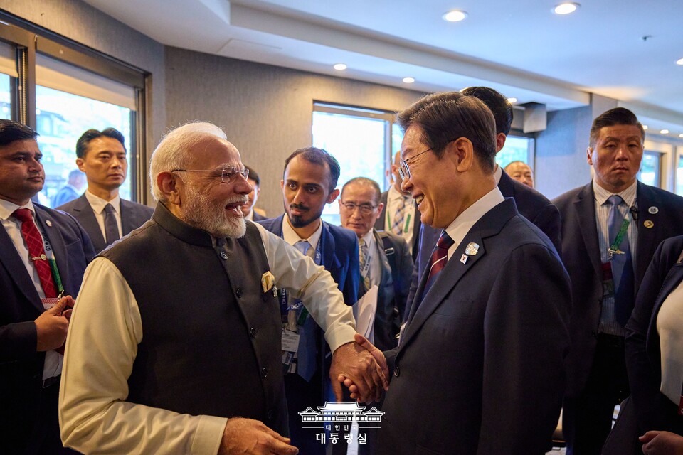 이재명 대통령이 17일(현지시간) 캐나다 앨버타주 카나나스키스 주요 7개국(G7) 정상회의장에서 나렌드라 모디 인도 총리와 정상회담을 하고 있다. (출처=대통령실 홈페이지)