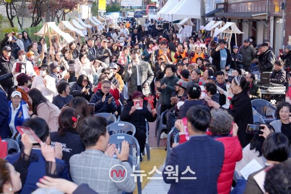 제6회 새빛세일페스타 수원 개막행사에서 축하공연이 열리고 있다. (사진제공=수원시)