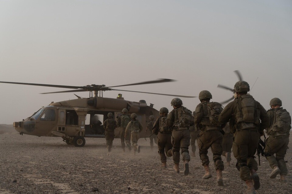 지상전을 위해 헬리콥터에 오르고 있는 이스라엘 방위군(IDF). (출처=IDF 페이스북)