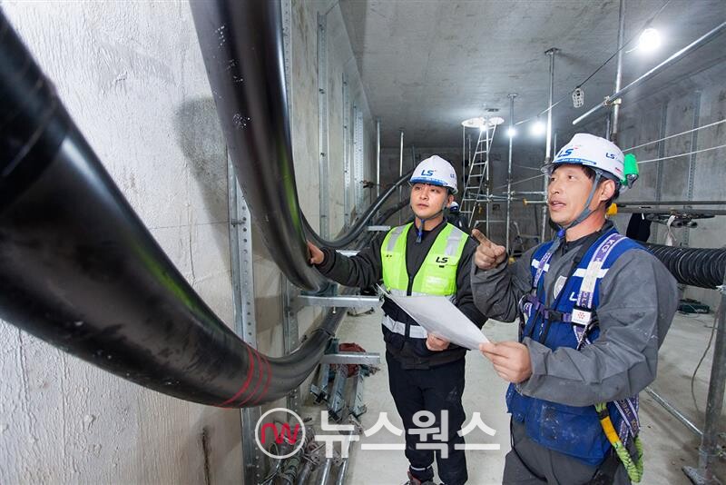 LS전선 직원이 세계 최대 송전 용량인 500kV급 HVDC 케이블이 투입되는 ‘동해안-신가평’ 시공 현장을 점검하고 있다. (사진제공=LS전선)