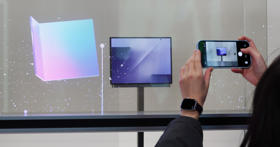 10월 28일 오전 경북 경주 엑스포공원 에어돔에서 열린 APEC CEO 서밋 부대행사인 'K-테크 쇼케이스' 삼성전자 부스에서 두 번 접는 스마트폰인 ‘트리폴드폰’ 실물이 최초 공개되고 있다. (사진=뉴스1)