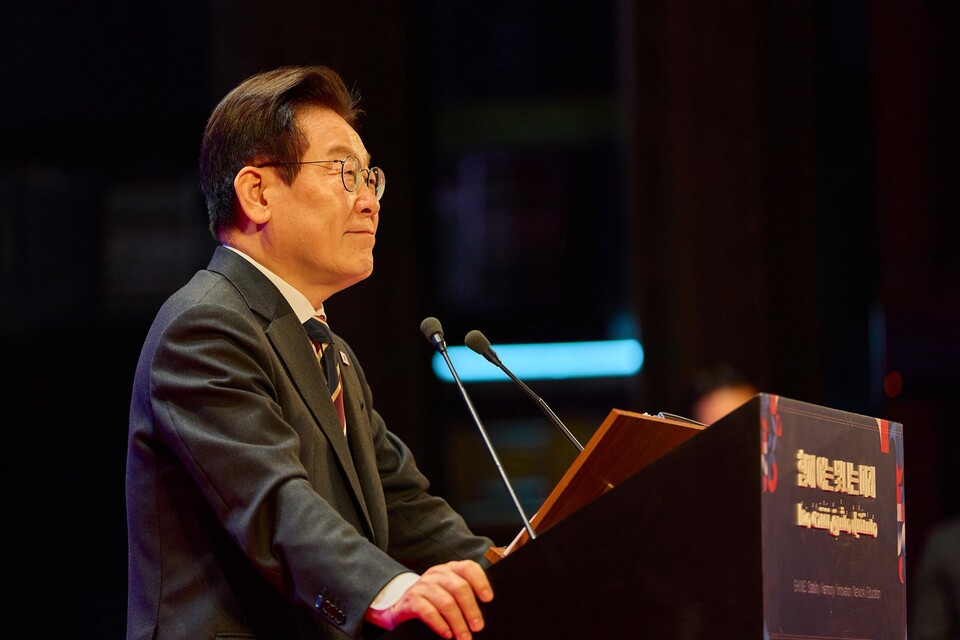 이재명 대통령이 20일(현지시간) 이집트 카이로대학에서 '함께 여는 빛나는 미래'를 주제로 강연을 하고 있다. (사진제공=대통령실)