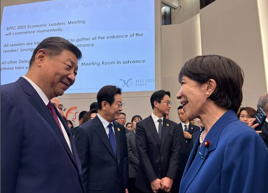 경주에서 열린 2025 APEC 현장에서 시진핑(왼쪽) 중국 주석과 다카이치 사나에 일본 총리가 환담을 하고 있다. (출처=다카이치 사나에 인스타그램)