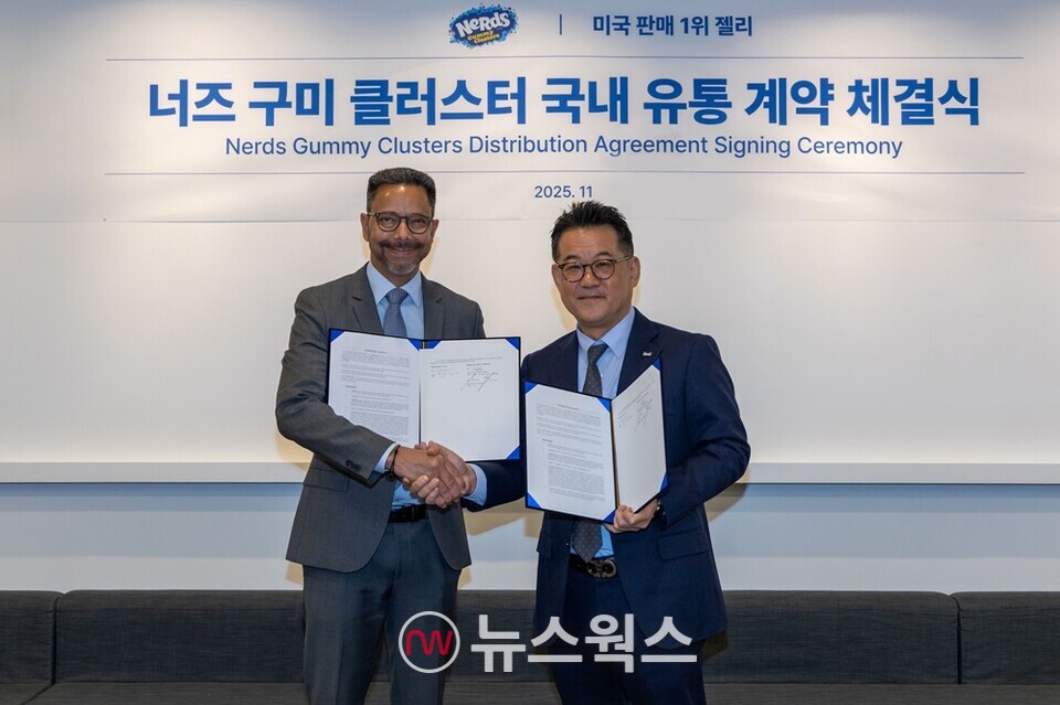 곽정우 매일유업 대표이사(오른쪽)와 기욤 시몬(Guillaume Simon) 페라라 캔디 컴퍼니 해외사업총괄이 체결식 이후 기념 촬영을 하고 있다. (사진제공=매일유업)