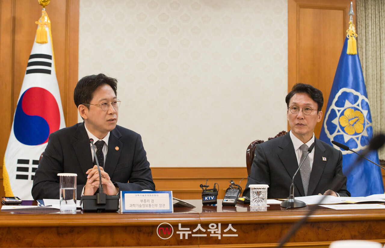 24일 정부서울청사에서 열린 '제1회 과학기술관계장관회의'에 참석한 김민석(오른쪽) 국무총리와 배경훈 부총리 겸 과학기술정보통신부 장관. (사진제공=과기부)