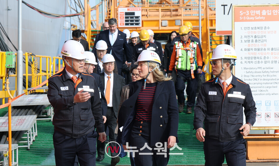 24일 김희철(앞줄 왼쪽 첫 번째) 한화오션 대표이사가 멜라니 졸리 캐나다 산업부 장관에게 한화오션 거제사업장의 특수선 안벽에 대해 설명하고 있다. (사진제공=한화오션)