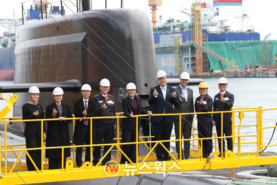 24일 멜라니 졸리(가운데) 캐나다 산업부 장관이 김희철 한화오션 대표이사, 강환석 방위사업청 차장 등과 함께 한화오션이 건조한 잠수함인 장영실함을 배경으로 단체 사진을 찍고 있다. (사진제공=한화오션)