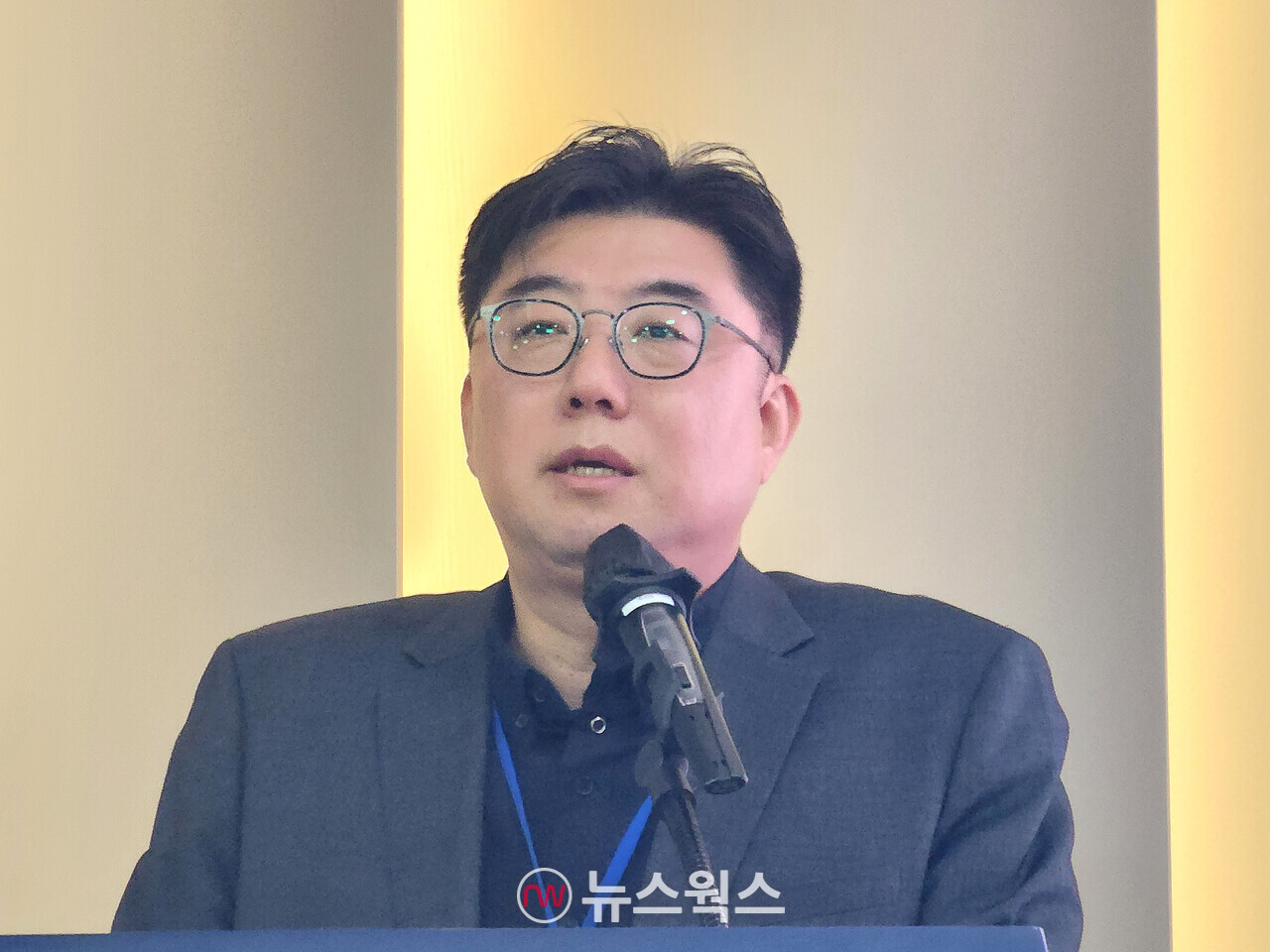 조원준 더불어민주당 보건의료수석전문위원이 4일 한국제약바이오협회 커뮤니케이션 포럼에서 '이재명 정부의 보건의료 정책'을 주제로 발표하고 있다. (사진=박광하 기자)