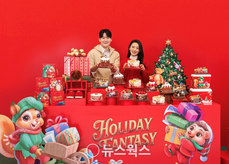배스킨라빈스가 '홀리데이 판타지' 콘셉트의 2025 크리스마스 케이크를 공개한 가운데, 모델들이 '초코 스모어 판타지(왼쪽)'와 '골든 브륄레 판타지'를 선보이며 포즈를 취하고 있다. (사진제공=배스킨라빈스)