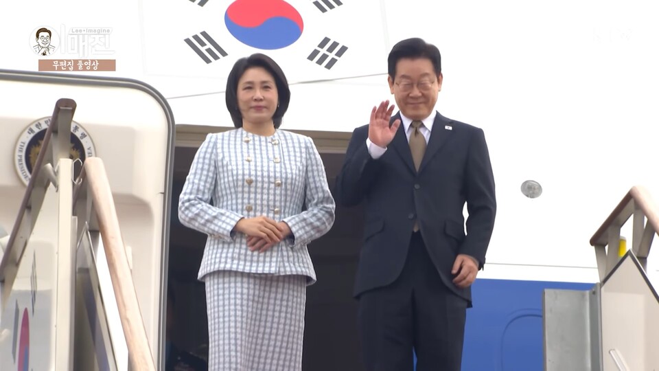 남아프리카공화국 주요 20개국(G20) 정상회의 참석을 계기로 아랍에미리트(UAE)·이집트·튀르키예 등 순방에 나서는 이재명 대통령과 김혜경 여사가 17일 성남 서울공항에서 공군 1호기에 올라 인사하고 있다. (출처=KTV 유튜브)