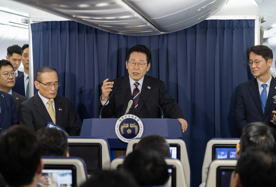 이재명 대통령이 24일(한국시간) 일본 도쿄에서 미국 워싱턴 D.C.로 이동하는 공군 1호기 안에서 기내 간담회를 하고 있다. (사진제공=대통령실)