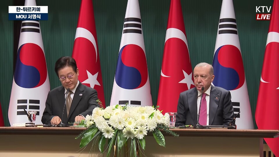 튀르키예를 국빈 방문 중인 이재명 대통령이 24일(현지시간) 앙카라 대통령궁에서 레젭 타입 에르도안 튀르키예 대통령과 정상회담을 가진 뒤 MOU 서명식에 참석하고 있다. (출처=KTV 유튜브)