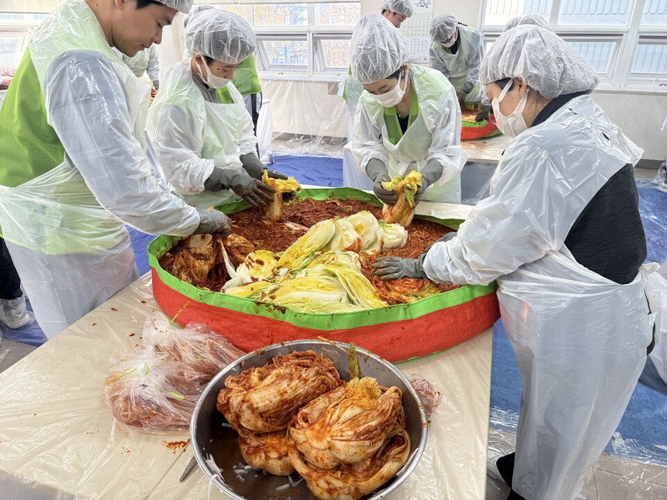 DB손해보험 임직원과 지역 자원봉사자 40여명이 지난 22일 서울 노원구 중계동 중계종합사회복지관에서 김장 봉사활동을 전개하고 있다. (사진제공=DB손해보험)