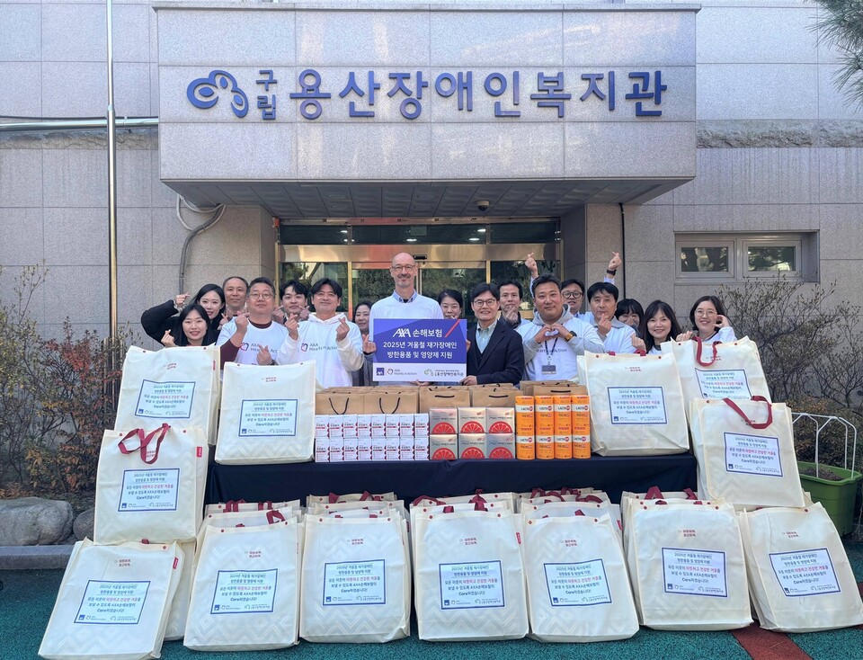 한스 브랑켄(앞줄 왼쪽에서 네 번째) AXA손보 대표와 권기용(앞줄 오른쪽에서 두 번째) 구립용산장애인복지관장 및 양사 임직원들이 지난 18일 재가장애인 가구를 위한 '겨울철 방한용품 및 영양제 패키지' 전달식에서 기념 촬영을 하고 있다. (사진제공=AXA손해보험)