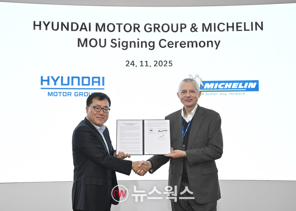지난 24일 경기 화성시 남양연구소에서 열린 기술 공동 개발 업무협약식에서 신용석(왼쪽) 현대차∙기아 제네시스설계센터장 상무와 조지 레비 미쉐린 아시아퍼시픽 OE 총괄 부사장이 기념사진을 찍고 있다. (사진제공=현대차∙기아)