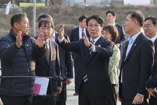 김민석 국무총리가 지난 20일 경기도 여주시 구양리 마을 태양광 발전소를 방문해 발전 시설을 둘러보고 있다. (사진제공=국무조정실)