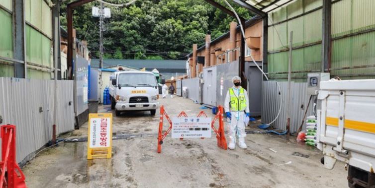 ASF 긴급초동방역 장면. (사진제공=농식품부)