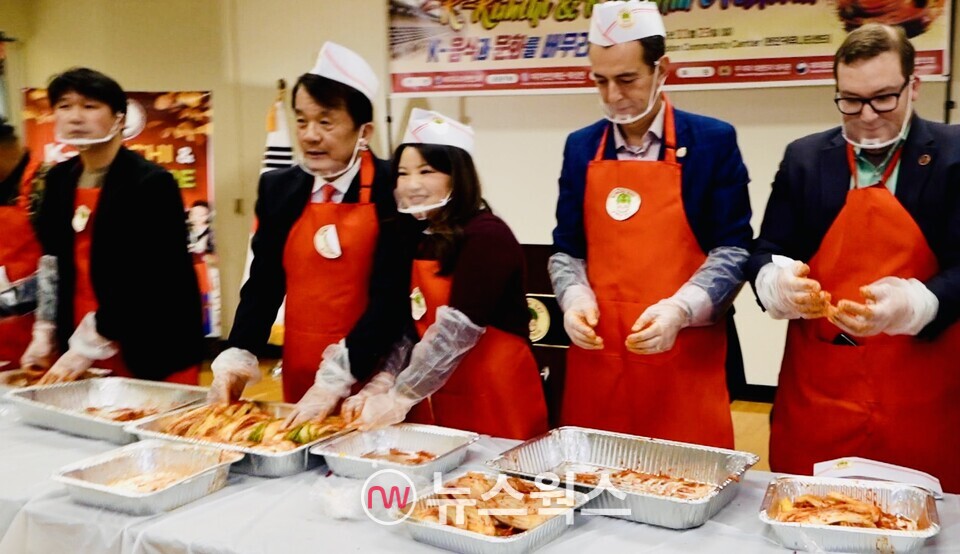 CJ제일제당이 제품 후원에 참여한 미국 버지니아 '김치의 날' 행사에 한인회 관계자와 아이린 신 버지니아 하원의원을 비롯한 주 정치인들이 김치를 담그고 있다. (사진제공=CJ제일제당)