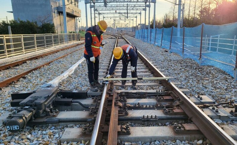 작업자들이 철로 안전점검을 하고 있다. (사진제공=국토부)